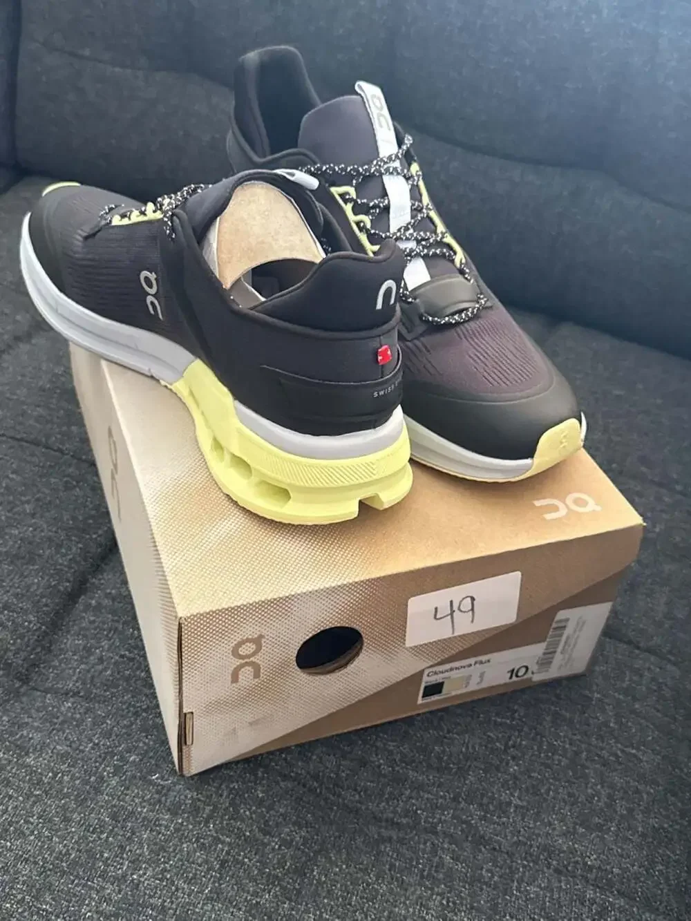 10W / 8.5M - On Running Cloudnova Flux Black Hay